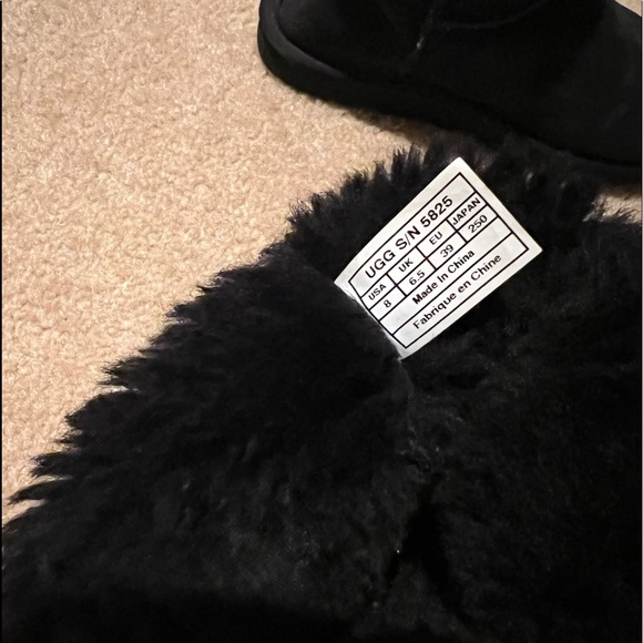 Ugg Classic Short Boot - Picture 6 of 6